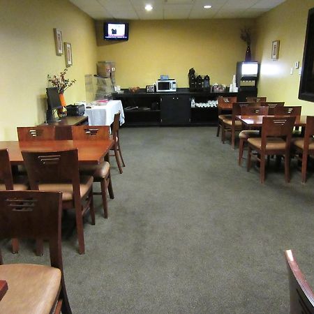 Super 8 Victoria Motel Bagian luar foto