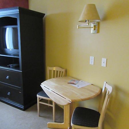 Super 8 Victoria Motel Bagian luar foto