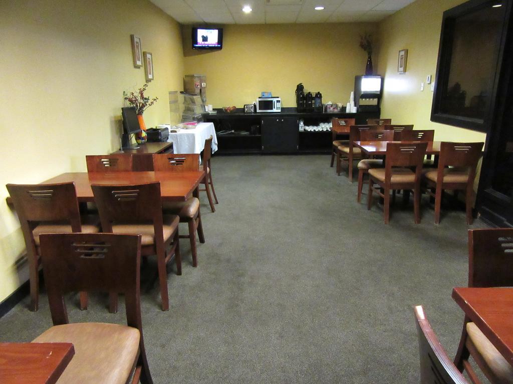 Super 8 Victoria Motel Bagian luar foto