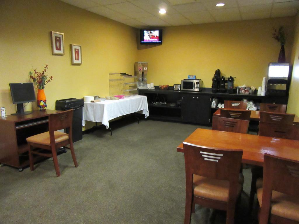 Super 8 Victoria Motel Bagian luar foto