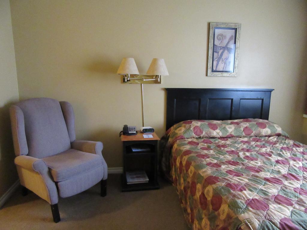 Super 8 Victoria Motel Bagian luar foto