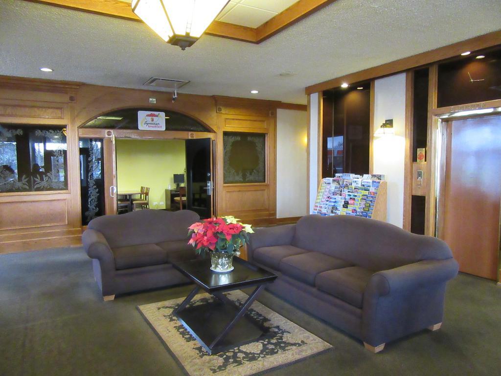 Super 8 Victoria Motel Bagian luar foto
