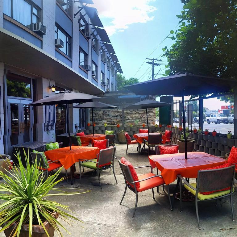 Super 8 Victoria Motel Bagian luar foto